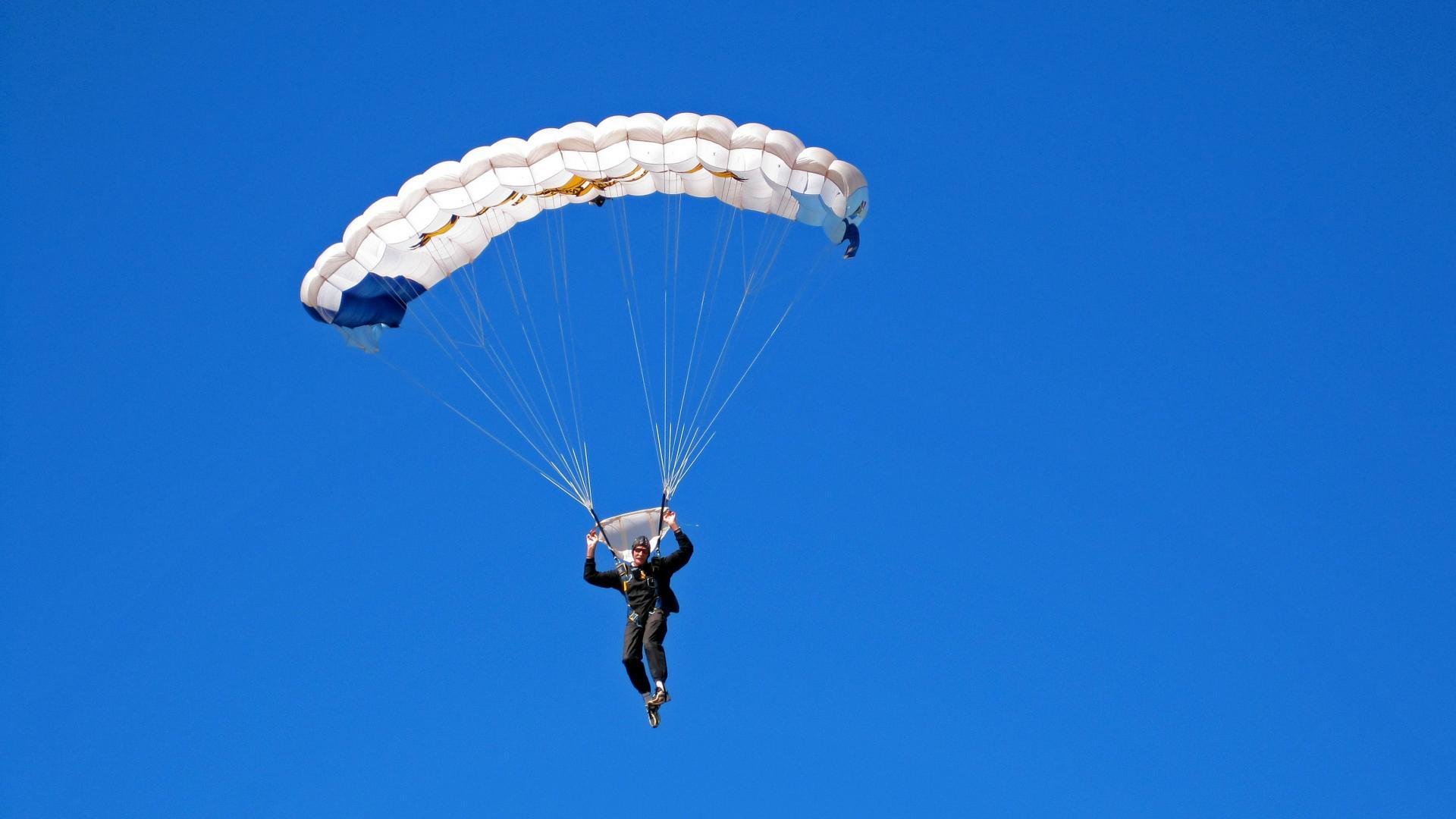 爱游戏“TheShy爆冷击败TES，势不可挡引爆全场！”