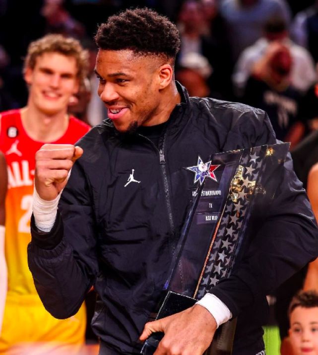 爱游戏体育 字母哥回归赛场，绝杀首场状态亮眼，雄鹿观众沸腾！