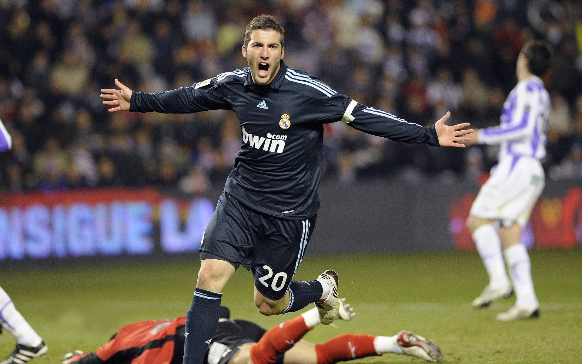 爱游戏APP-西亚卡姆连续十五场比赛得分超过高光表现，切尔西挑战极限！